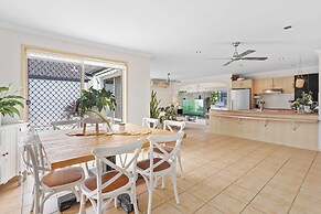 Waterfront Canal Escape in Burleigh