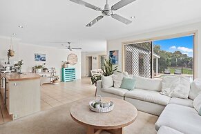 Waterfront Canal Escape in Burleigh