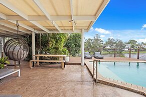 Waterfront Canal Escape in Burleigh