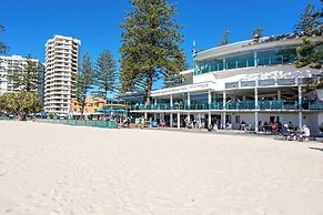 Waterfront Canal Escape in Burleigh