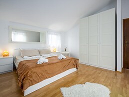 Scenic Villa With Private Garden