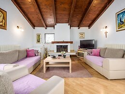 Scenic Villa With Private Garden