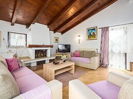 Scenic Villa With Private Garden