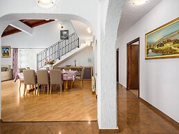 Scenic Villa With Private Garden