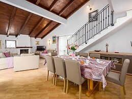 Scenic Villa With Private Garden