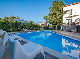 Scenic Villa With Private Garden