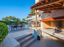 Scenic Villa With Private Garden