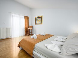 Scenic Villa With Private Garden