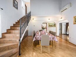 Scenic Villa With Private Garden