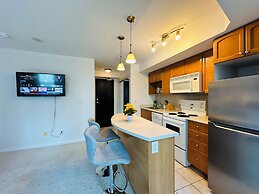 The Yonge Suites - Downtown Elegance