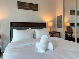 The Yonge Suites - Downtown Elegance