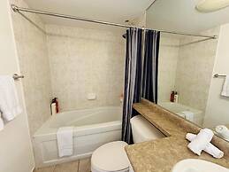 The Yonge Suites - Downtown Elegance