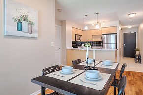 The Yonge Suites - Downtown Elegance