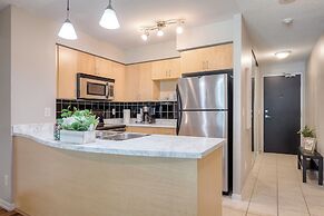 The Yonge Suites - Downtown Elegance