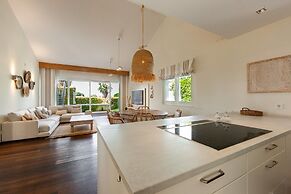 Villa Madrugada, Beachside Villa in Costabella