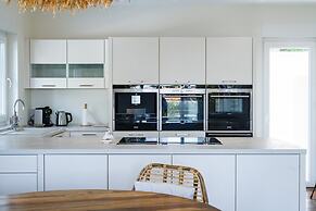 Villa Madrugada, Beachside Villa in Costabella