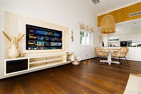 Villa Madrugada, Beachside Villa in Costabella