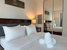 Rivetstays - The Yonge Grand Suites