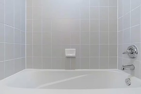 Rivetstays - The Yonge Grand Suites
