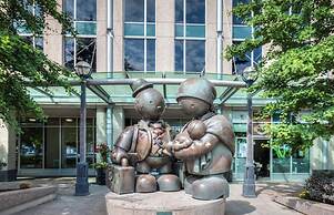 Rivetstays - The Yonge Grand Suites