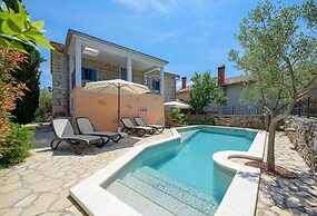 Pretty Villa With Balcony