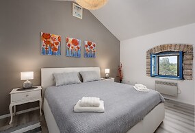 Pretty Villa With Balcony