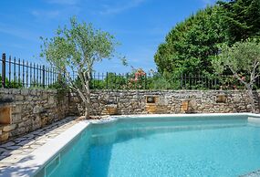 Pretty Villa With Balcony