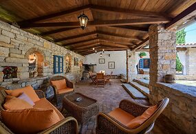 Pretty Villa With Balcony