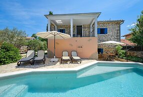 Pretty Villa With Balcony