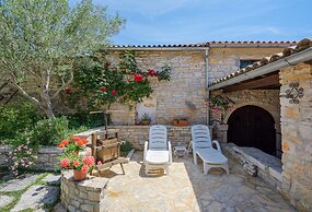 Pretty Villa With Balcony