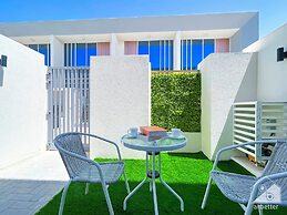 Luxury 1-br Villa in Rukan: Dubai Skyline Views!