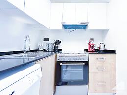 Luxury 1-br Villa in Rukan: Dubai Skyline Views!
