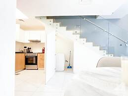 Luxury 1-br Villa in Rukan: Dubai Skyline Views!