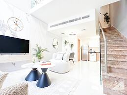 Luxury 1-br Villa in Rukan: Dubai Skyline Views!
