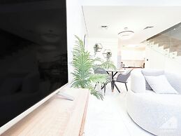 Luxury 1-br Villa in Rukan: Dubai Skyline Views!