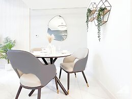 Luxury 1-br Villa in Rukan: Dubai Skyline Views!