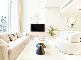 Luxury 1-br Villa in Rukan: Dubai Skyline Views!