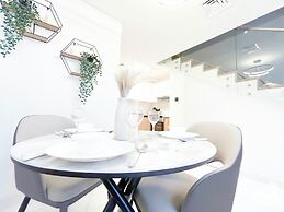 Luxury 1-br Villa in Rukan: Dubai Skyline Views!