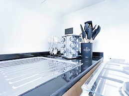 Luxury 1-br Villa in Rukan: Dubai Skyline Views!