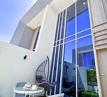 Luxury 1-br Villa in Rukan: Dubai Skyline Views!