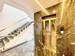 Hotel LV Palace - near Ghats & Temples