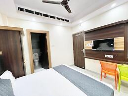 Hotel LV Palace - near Ghats & Temples