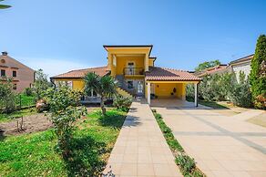 Cosy Apartment With Fenced Garden