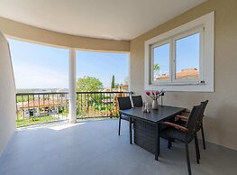 Cosy Apartment With Fenced Garden