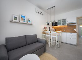 Cosy Apartment With Fenced Garden