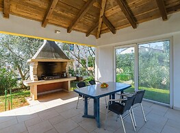 Cosy Apartment With Fenced Garden