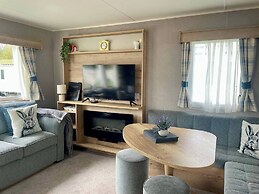Gorgeous 2 Bed Caravan in South Cerney