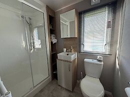 Gorgeous 2 Bed Caravan in South Cerney