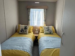 Gorgeous 2 Bed Caravan in South Cerney