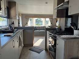 Gorgeous 2 Bed Caravan in South Cerney
